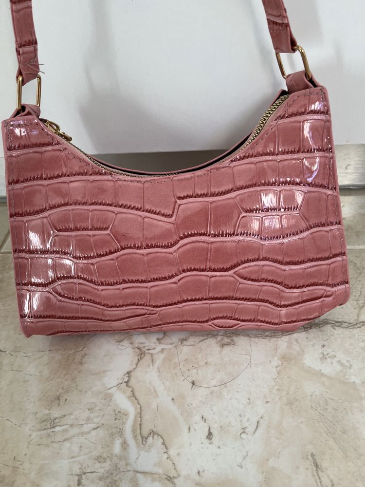 Нова дамска чанта веган лак dusty pink