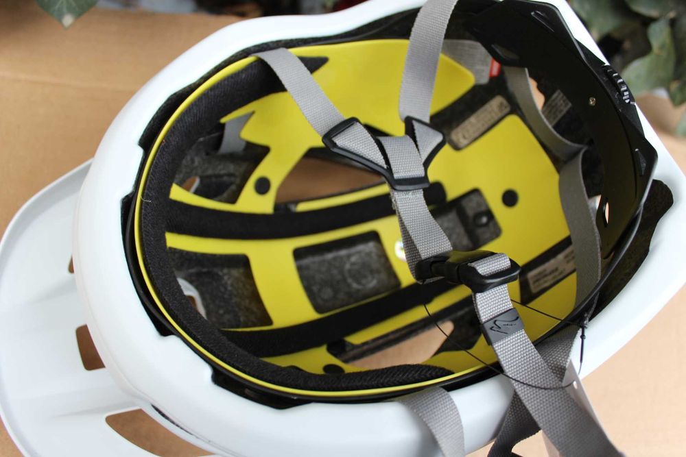 Specialized Camber marime Medium 55-59cm - casca bicicleta - Alb