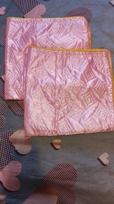 Наволочки квадратные розовые.