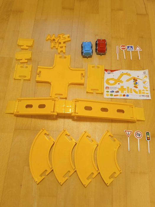 Подарявам китайска писта с две елементарни коли за 4-5 годишни деца