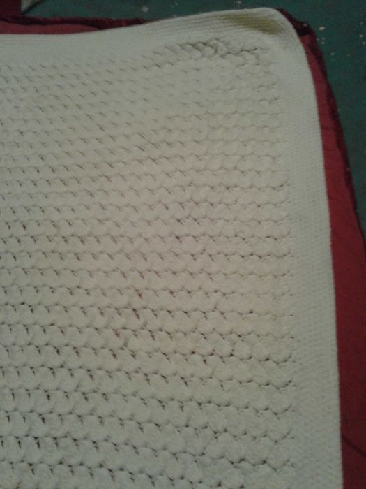 Две плетени дантелени покривки и плетен шал с бонус: куки за плетене.