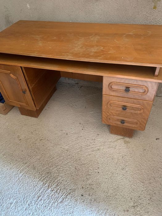 Fotoliu pat și un birou