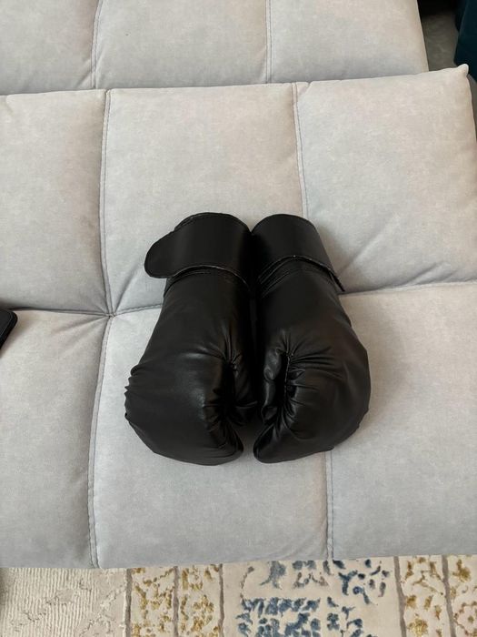 Чёрный боксерские перчатки 2000тг