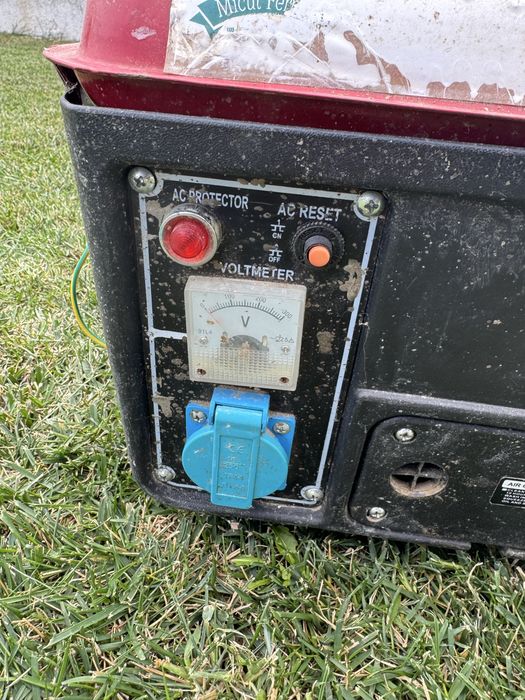 Generator electric 1 kW, pe benzina, putin folosit, 220 V si 12 V