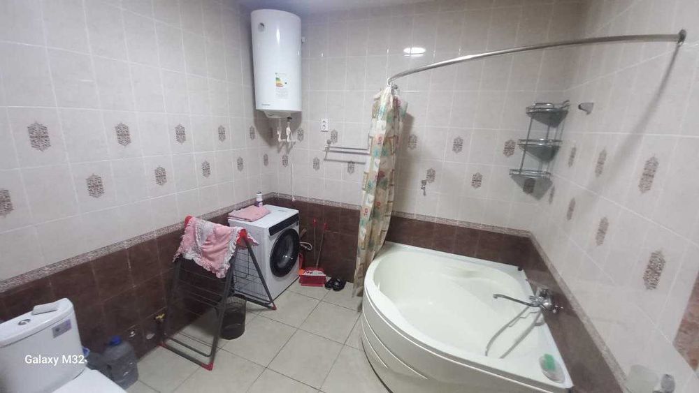 Шахар маркази Асака банк  4 хонали квартира ижарага берилади.ID: 1445