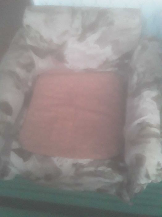 Кресло и журнальный столик