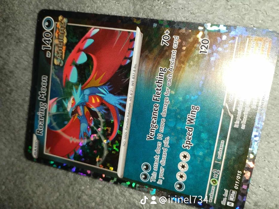 Pokemon cards, 1 Charizard, 1 Roaring Moon pret 100 Ron negociabil