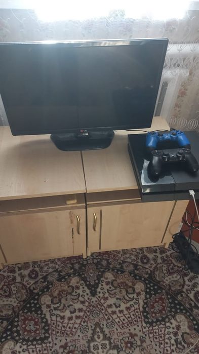 Продается PS4 вместе с телевизором, джостики и игры