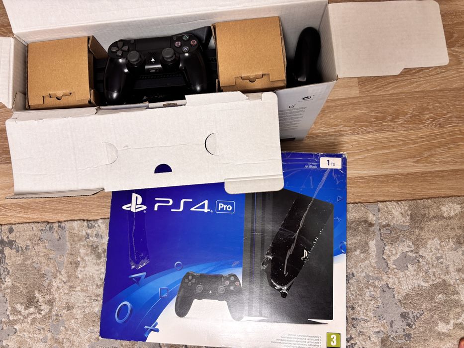 PS 4 PRO 1TB + 3 controlere + suport si incarcator + baterie