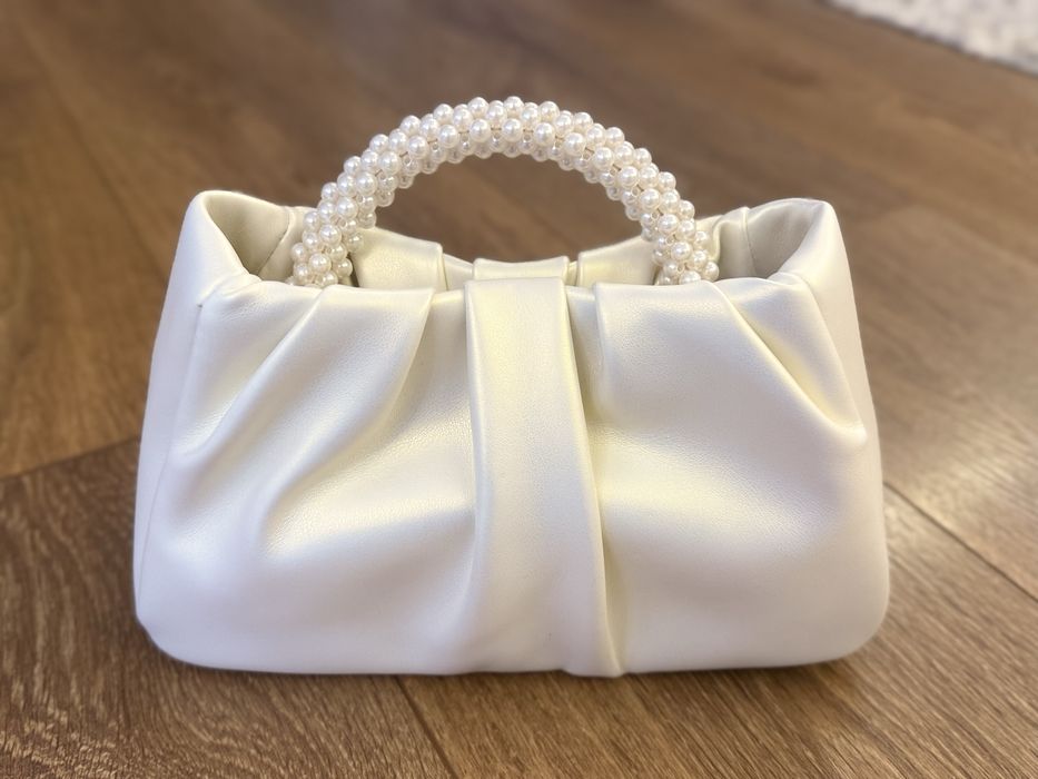 Бяла малка дамска чанта