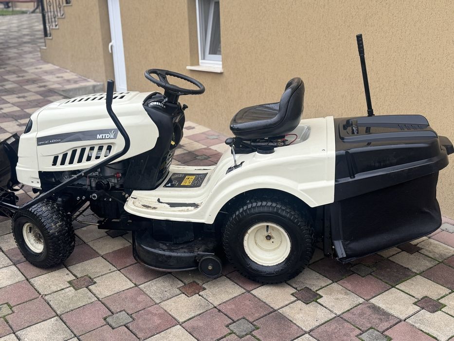 Tractoras tuns iarba gazon lama