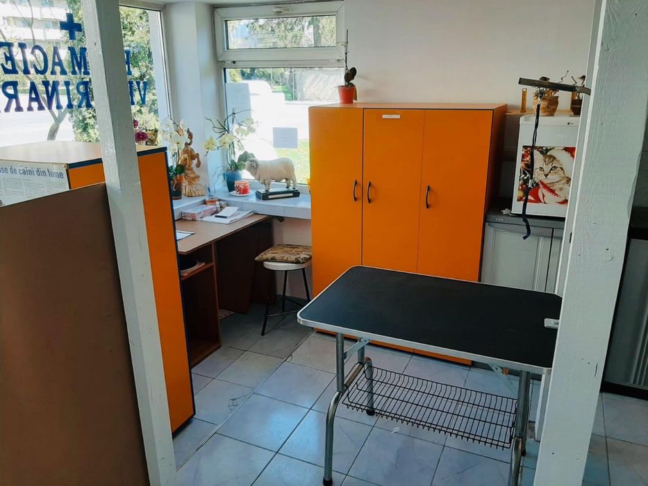 Mobilier magazin + corpuri bucătărie – folosite, în stare bună