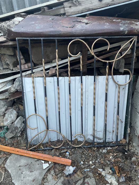 решетка для окна,хороший металл,в отличном состояний, цена 8000 , пиши