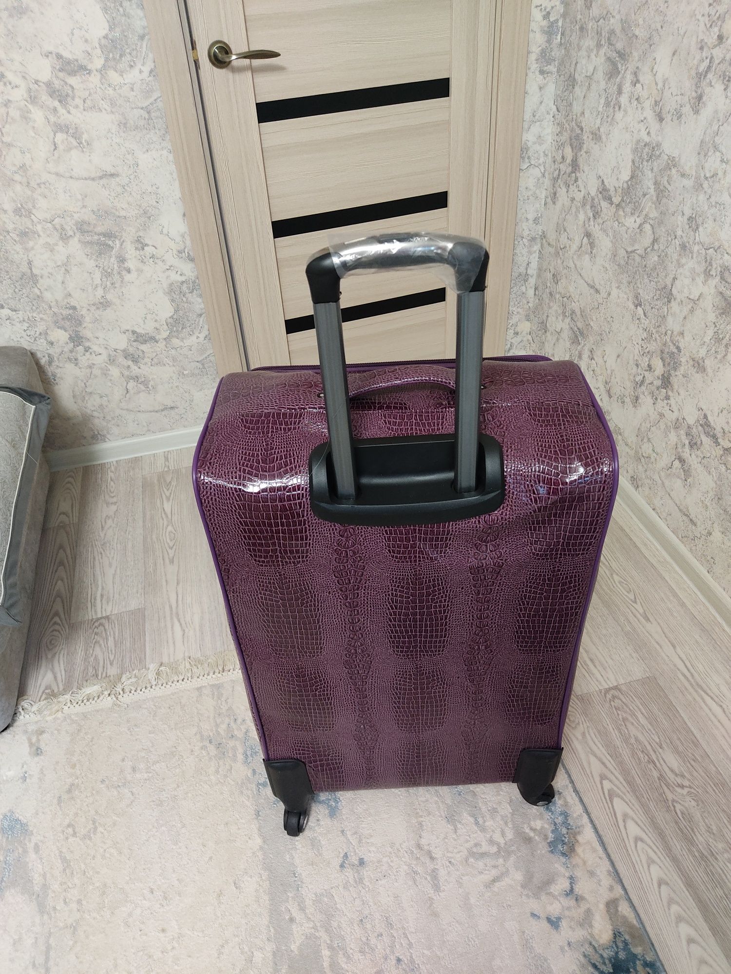 Продам новый чемодан большой