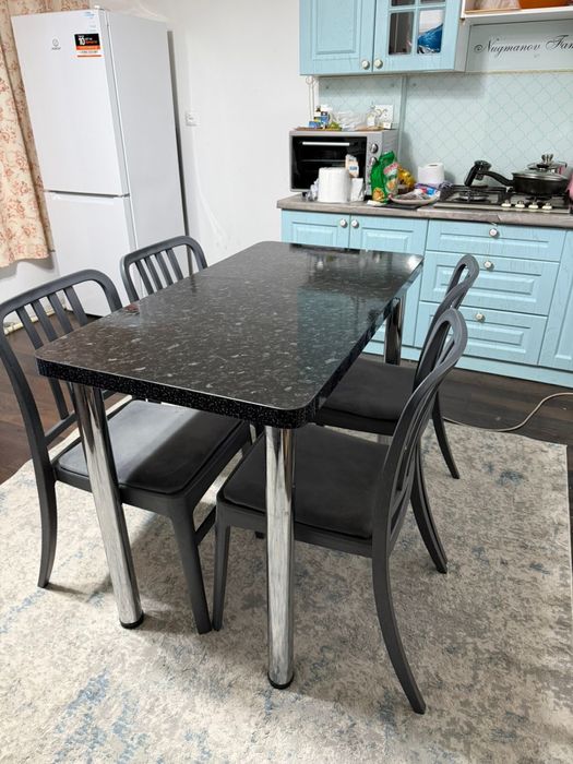 Продам кухонный стол срочно