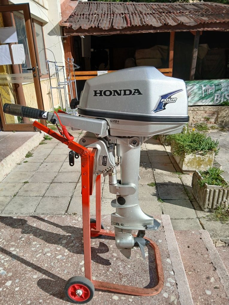 Лодка надуваема.