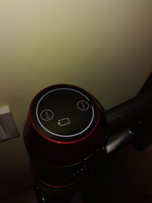 Aspirator Myria vertical cumparat de 3 luni ,folosit puțin