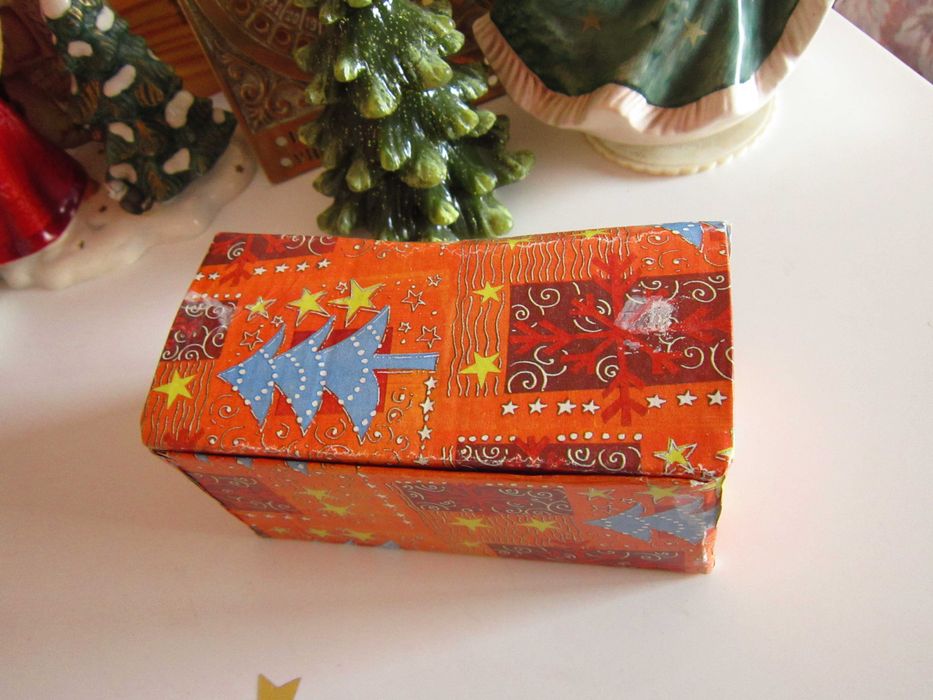 cadou inedit Fetita cu palarie miniatura vintage Germania impecabila