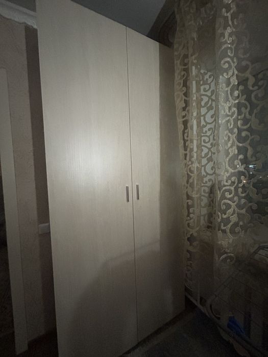 Шкаф для одежды или посуды.