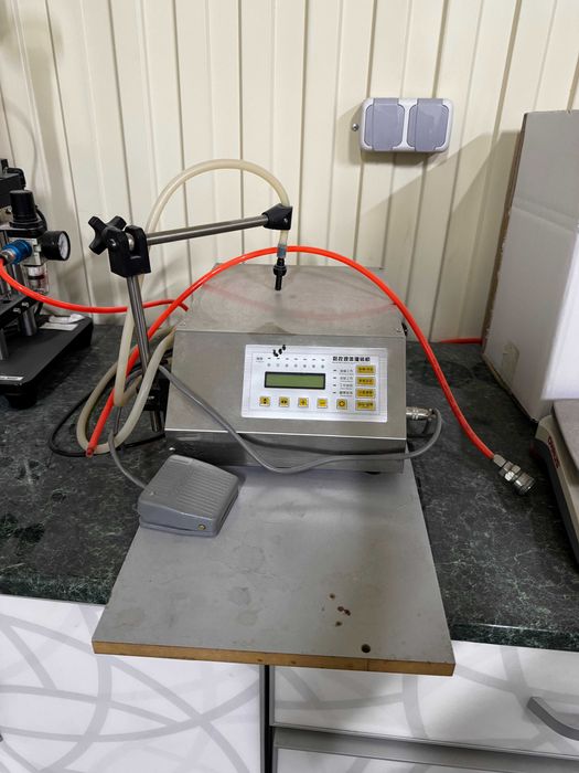 Машина для розлива жидкостей с цифровым управлением