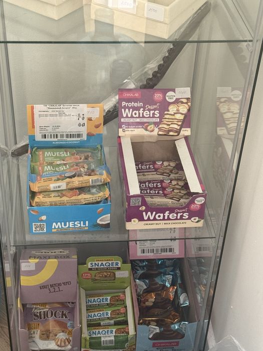 Зеркало и стелаж