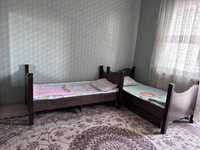 Двухъярусная детская кровать, стол для гостиной. .