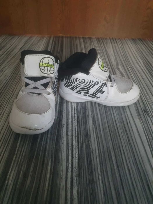 Vând încălțăminte copii 23.5