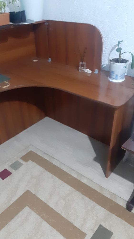 Продам стол для школьных уроков и для компьютера
