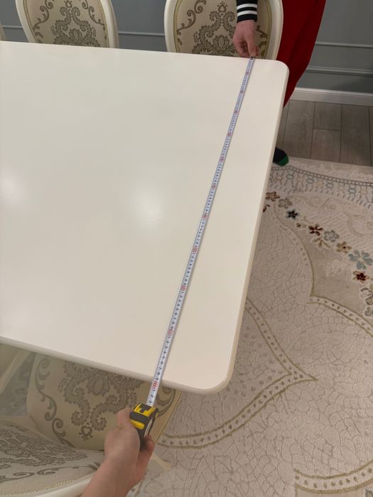 Стол со стульями для гостиной или в столовую