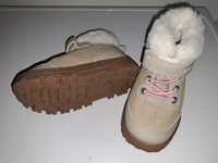 Продам детские зимние ботинки фирмы Carter's 8 размер примерно 24-25