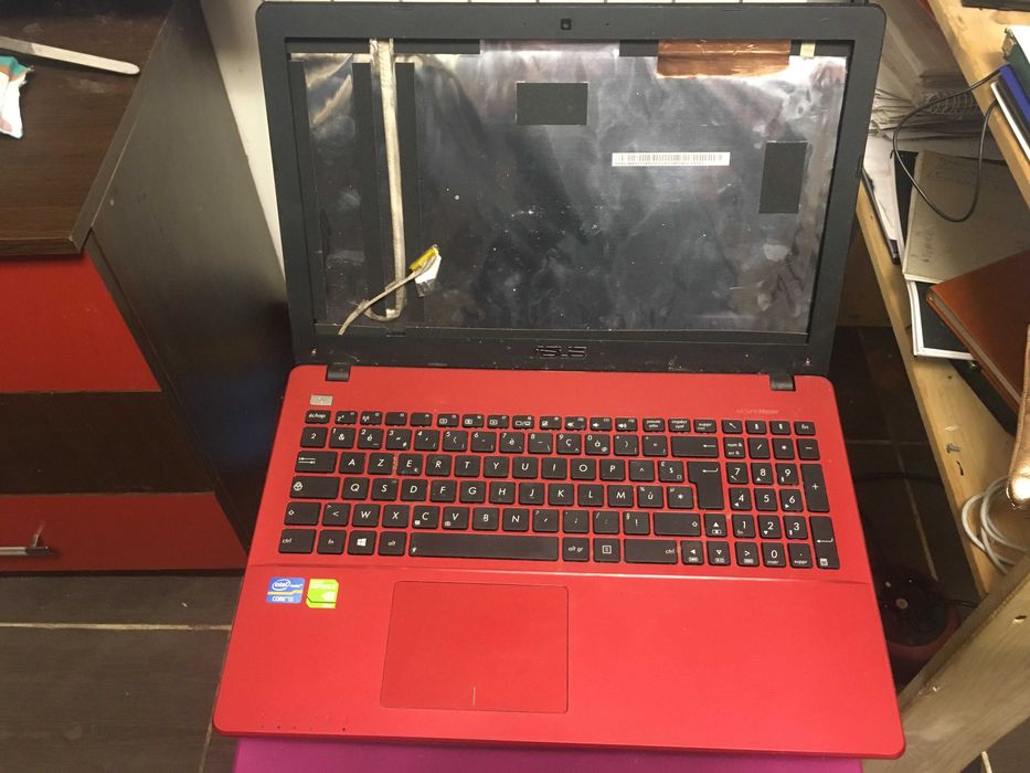 desmembrez  3 laptopuri  vedeti poze