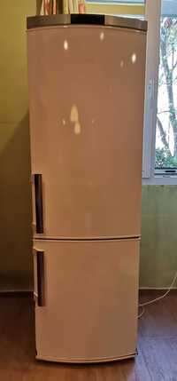 ЗАПАЗЕН Продавам хладилник с фризер AEG с размери 60 x 60 x 184