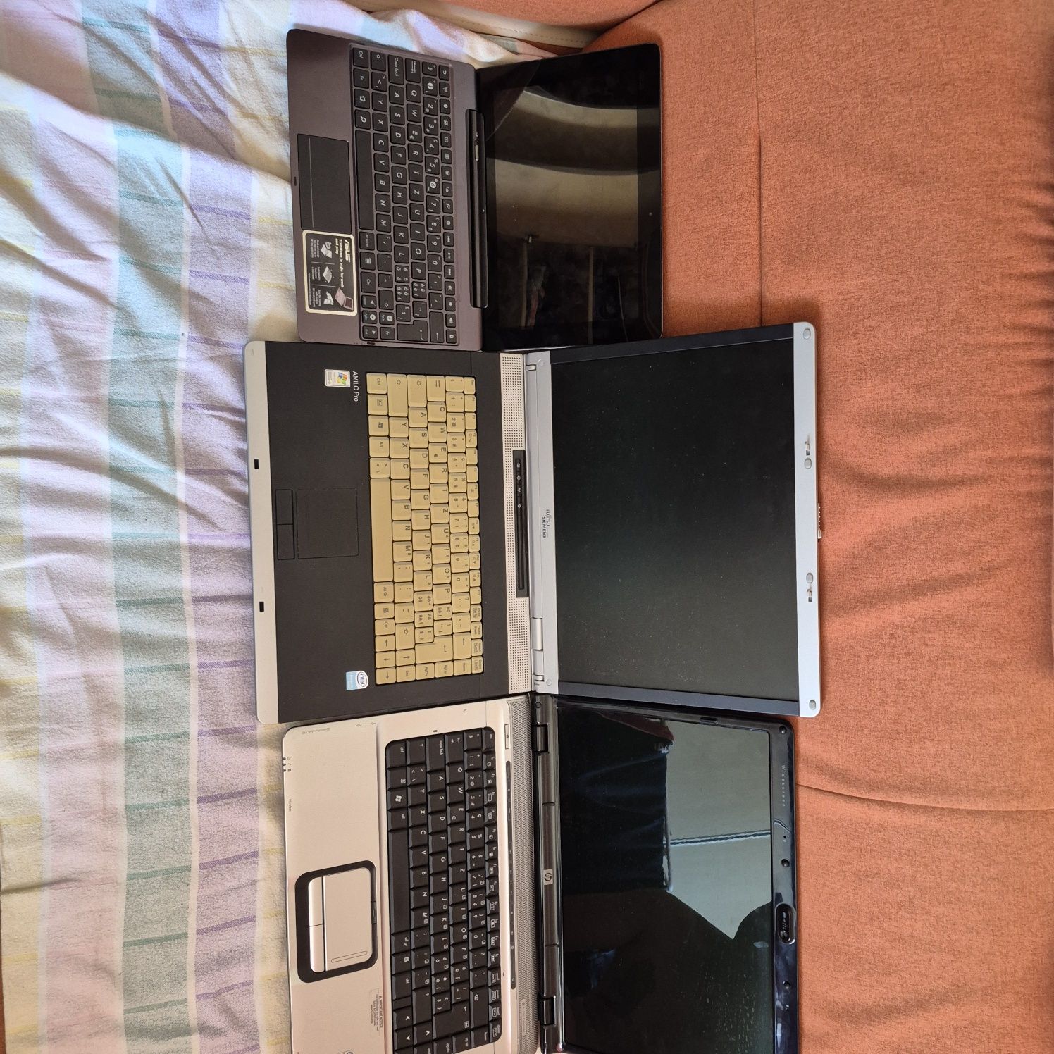Vând laptop-uri.