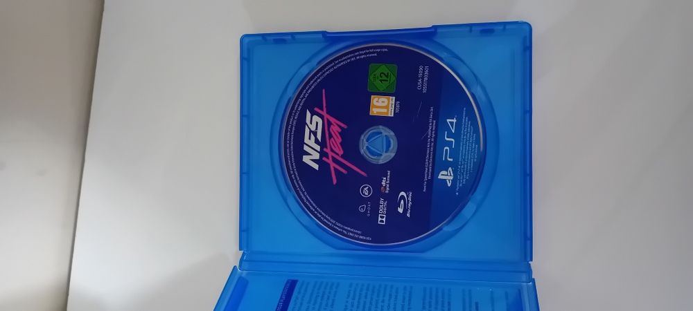 Плейстейшън 4 със игри и джойстик