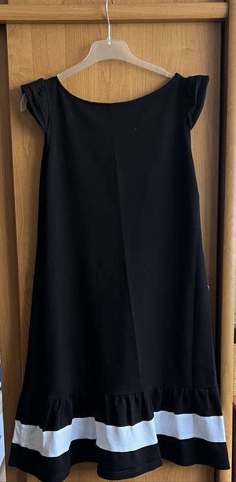 Черна рокля с цвете