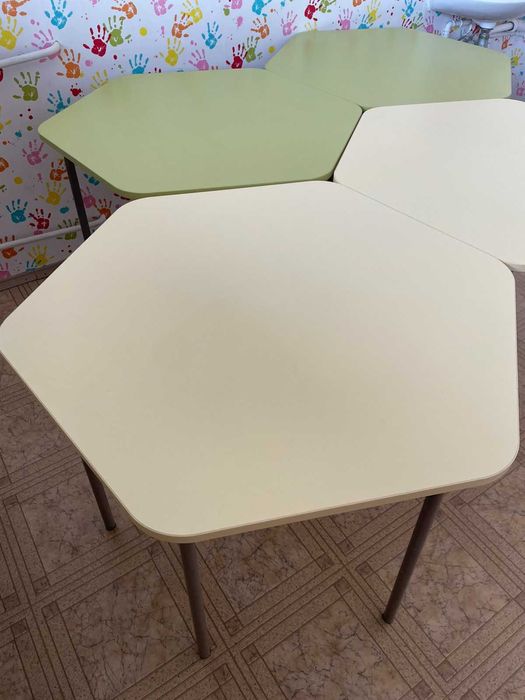 Продавам 4 бр шестоъгълни маси