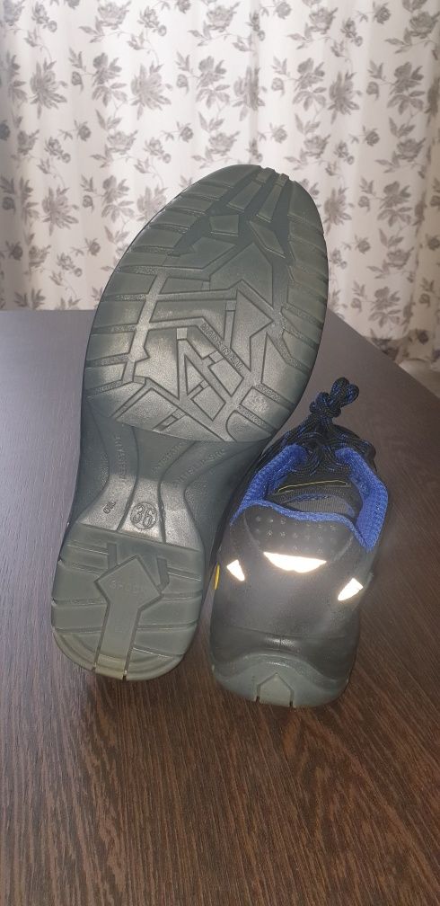 Pantofi M36  60 lei Cu protectie pt degete