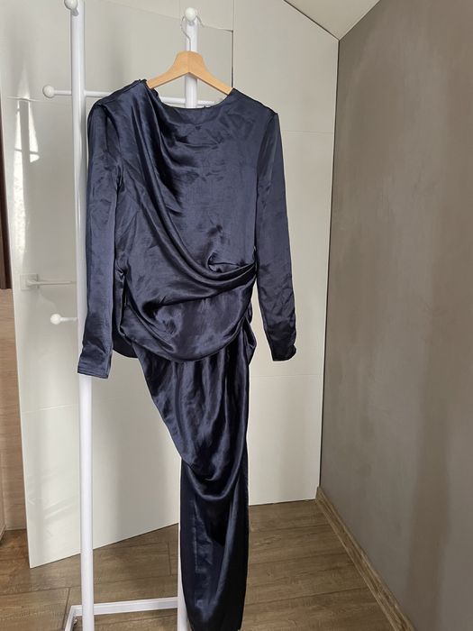 Тъмносиня рокля за повод