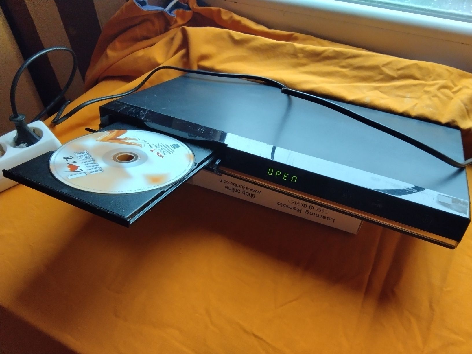страхотен оригинален DVD PLAYER SAMSUNG с дистанционно управление