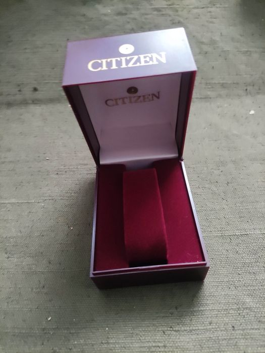 Продавам кутии за стари часовници