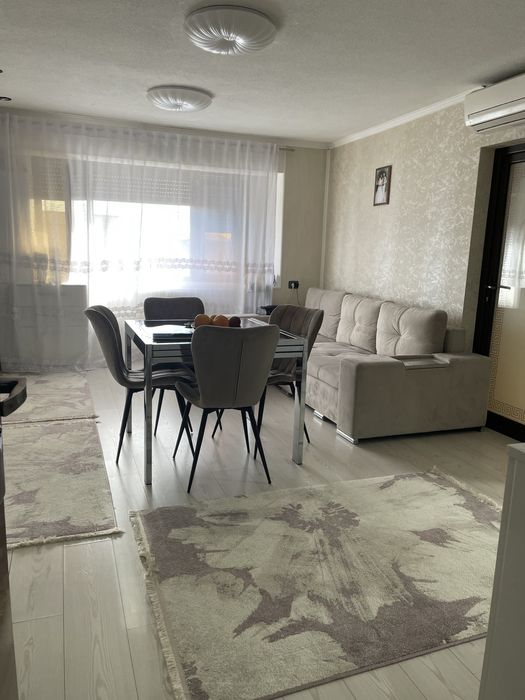 Vind apartament 2 dormitoare + livin open . Urgent