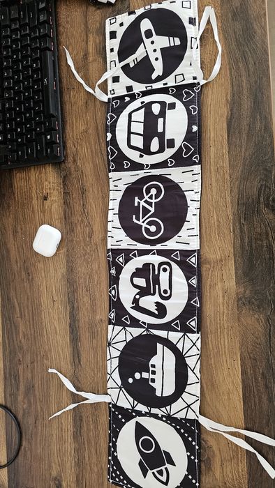 Carte senzoriala alb negru rosu bebelusi