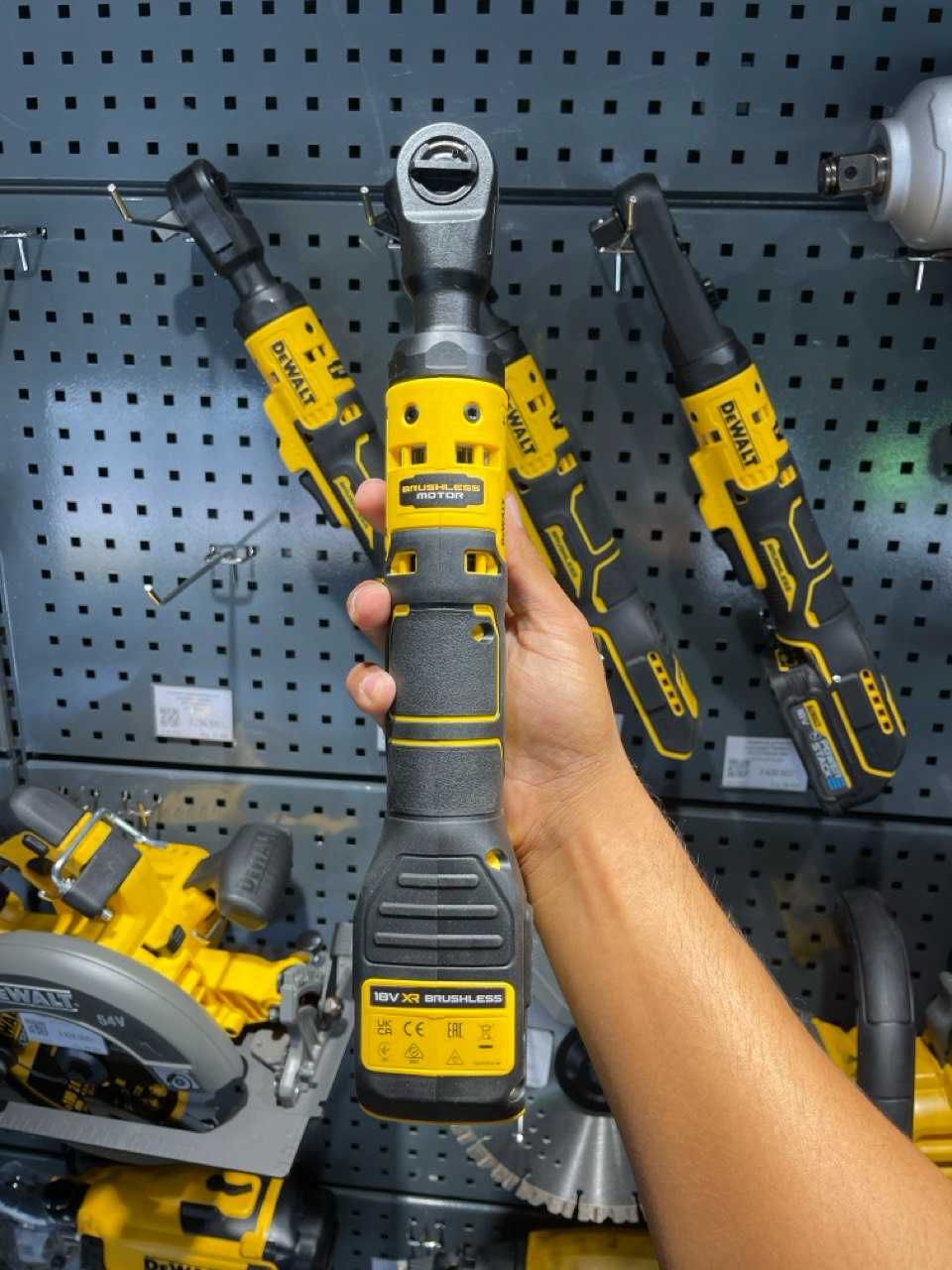 Аккумуляторный угловой гайковерт DeWALT DCF513N-XJ