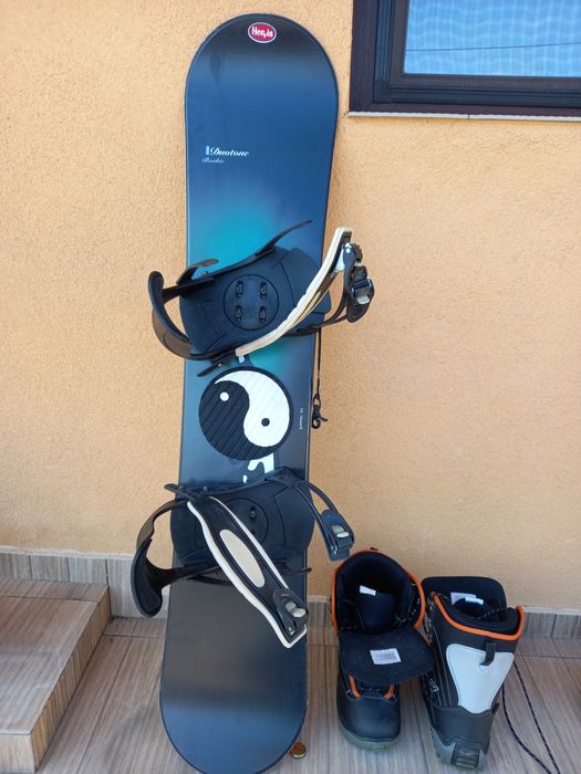 Vând snowboard cu legături și boots