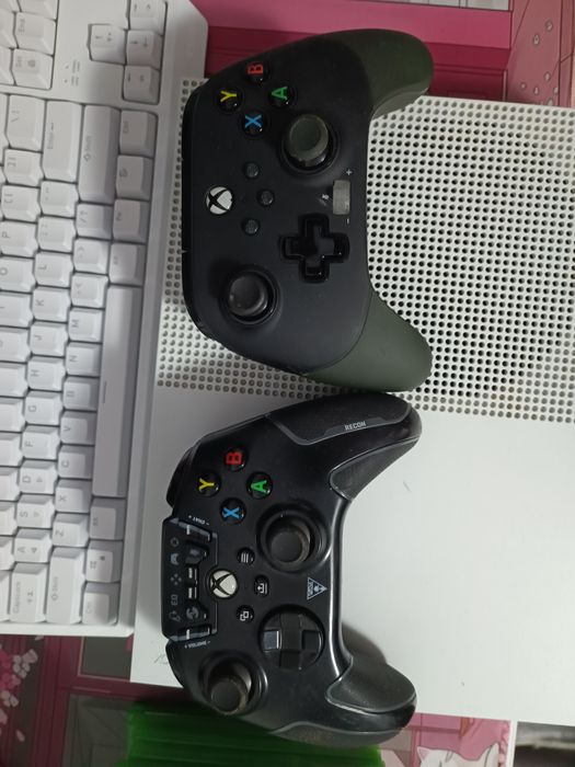 Vand xbox one S de 1tb + 8 jocuri si 3 manete