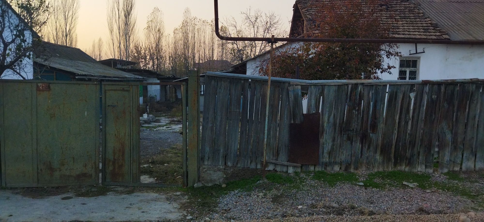 Продаётся участок 11 соток. Имеется 1 дом  из 4-х комнат