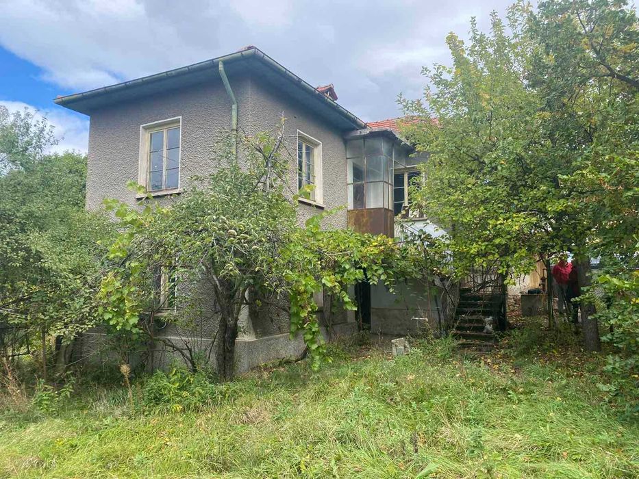Къща с двор в с. Гълъбник