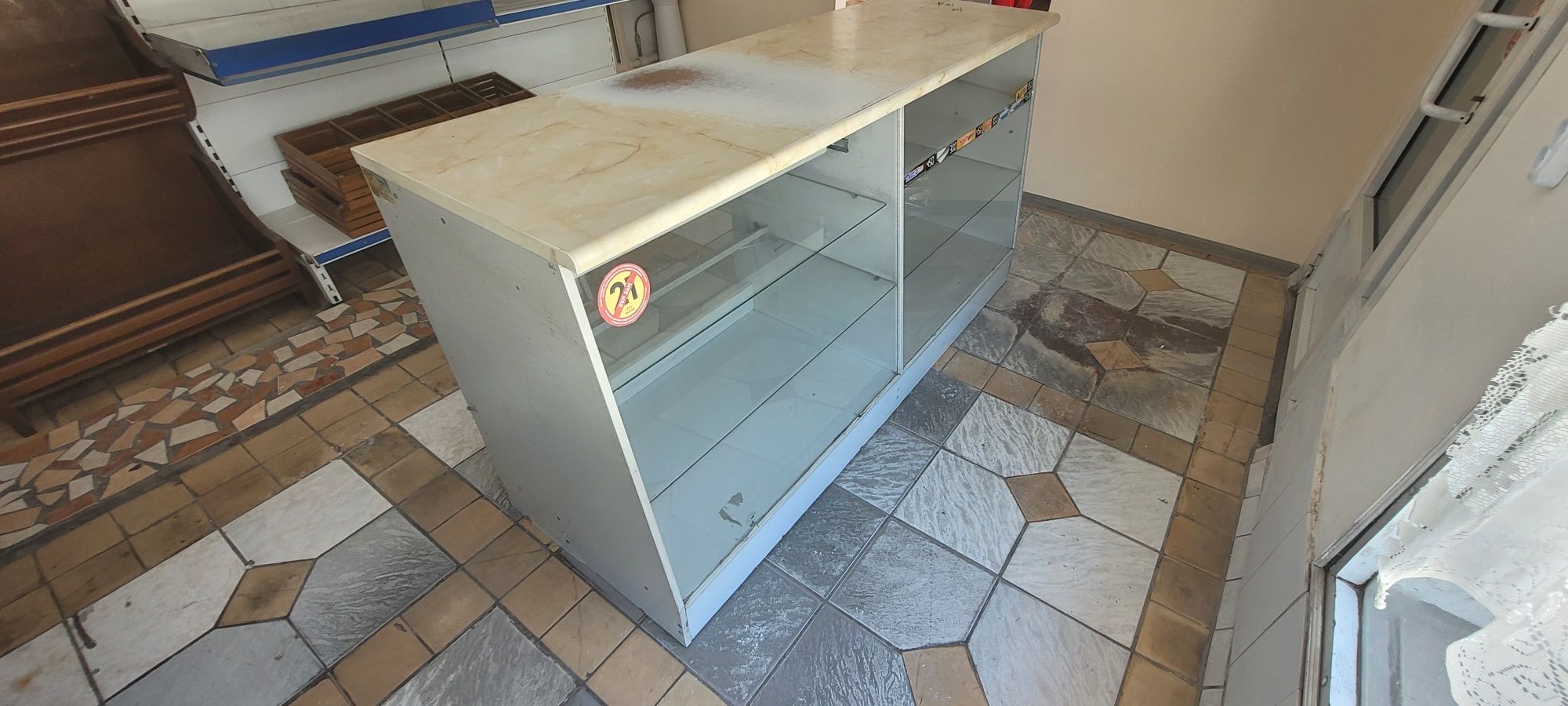 Витрина со столом