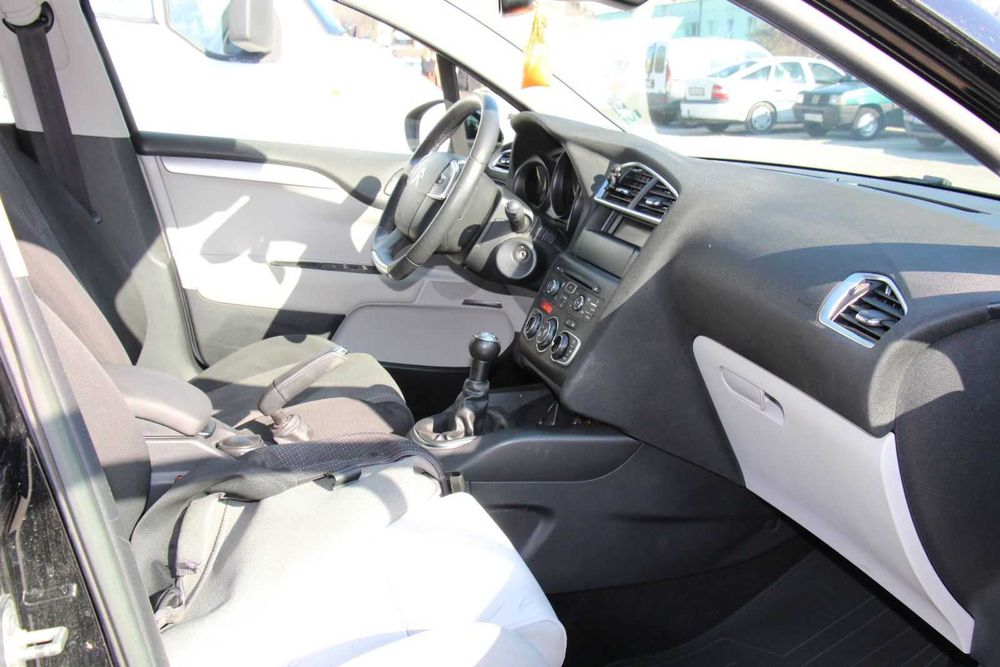 Продавам лек автомобил CITROEN