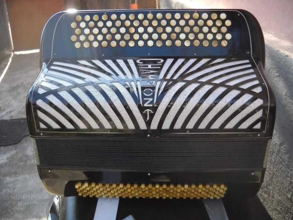 Vind acordeon Beltuna cu midi și cassotto 120 bași și alte armonici...